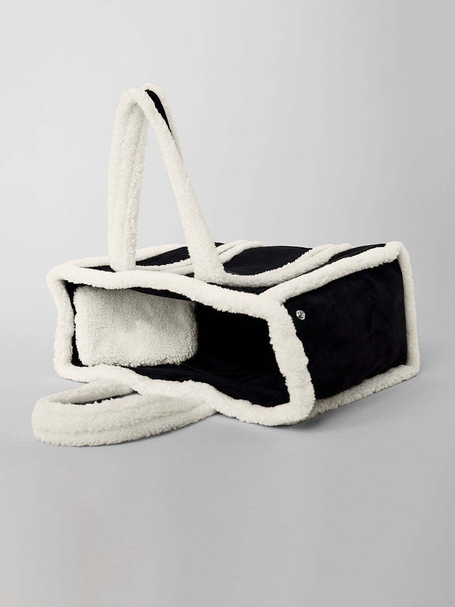 632# A Plush Underarm Tote Bag